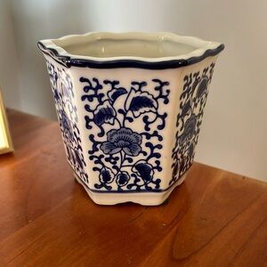 Blue and white chinoiserie style hexagon planter